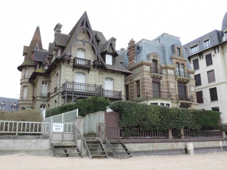 La villa Roy et sa façade rose, est édifiée en 1850 pour un avocat parisien et rachetée en 1898 par un carrossier, M. Roy.