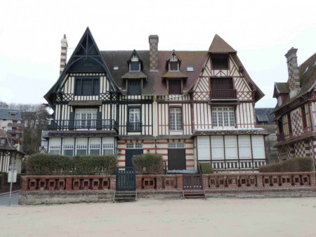 Les promeneurs peuvent admirer les différents styles architecturaux.  Aujourd’hui, les villas sont presque toutes partagées  en appartements.