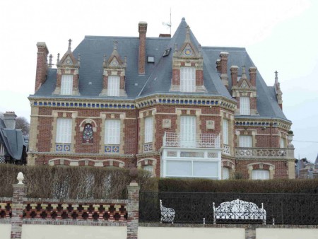 Construite en 1866, la majestueuse villa Honoré, avec ses briques bicolores d'inspiration Louis XIII, ses lucarnes Renaissance et ses statues graciles, appartient toujours à la famille parisienne qui l'a rachetée en 1924