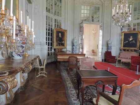 Le salon de musique, on y trouve les portraits de Louis et Louise Cahen d'Anvers. De cet endroit on peut voir les jardins et en admirer les dessins.