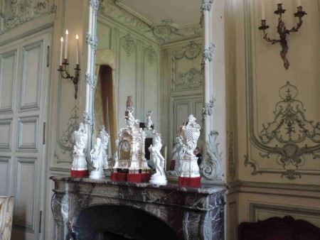 Horloge et porcelaines sur la cheminée de la chambre de monsieur et madame.